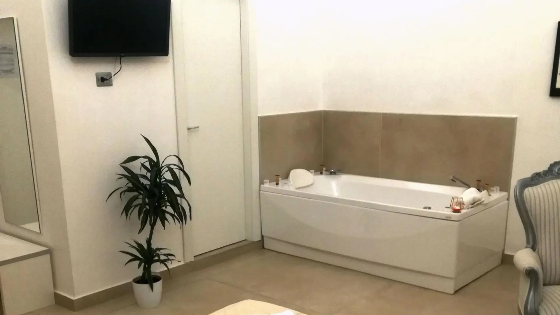 Il Tesoro Smart Suite & SPA Naples 3*,